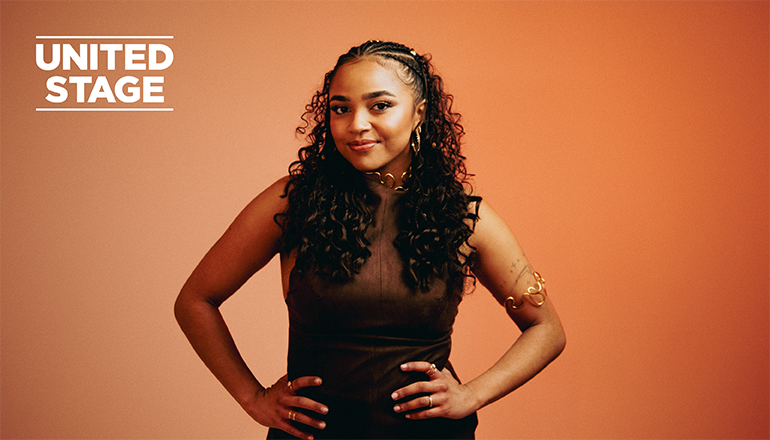 Bakgrund röda illustrerade jordgubbar med vit Facebook-logga på.