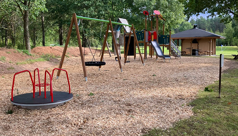 Översiktsbild på en lekplats.