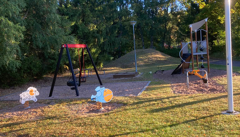 Översiktsbild på en lekplats.