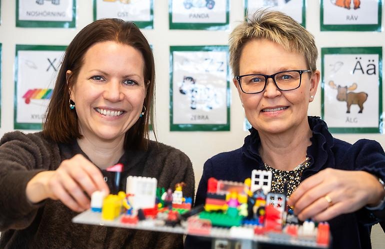 stor svart fågel på en gräsmatta