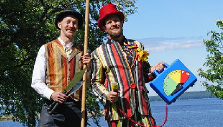 Två män i färgglada trollkarlskläder och hög hatt.