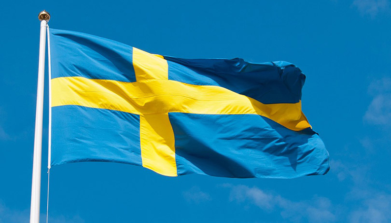 Svensk flagga mot en blå himmel.